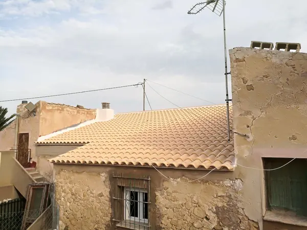 El tejado terminado, con teja nueva