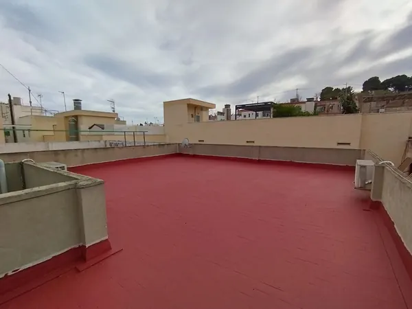 La misma terraza impermeabilizada, con el suelo rojo nuevo